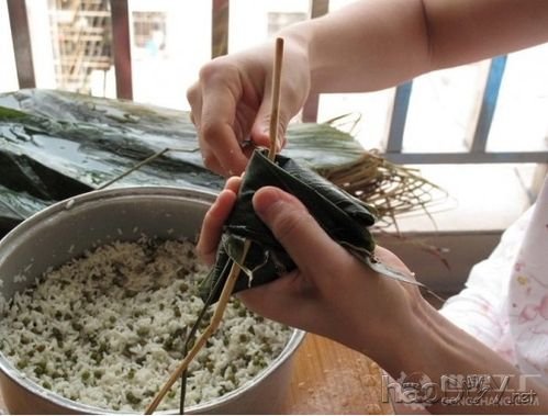 制作肉粽子的包法