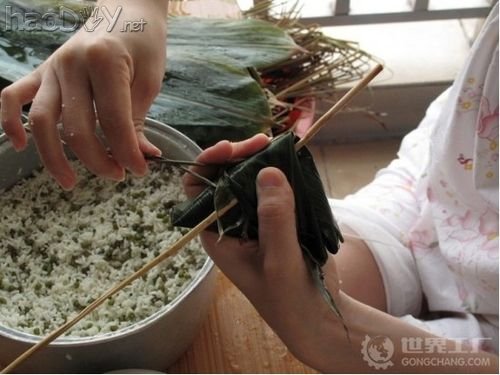 制作肉粽子的包法
