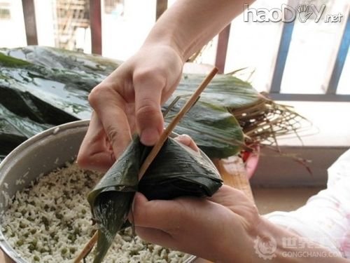 制作肉粽子的包法