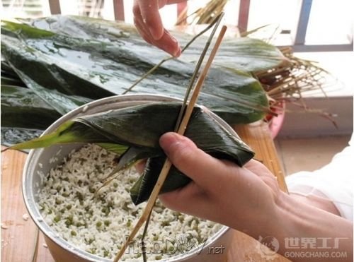 制作肉粽子的包法