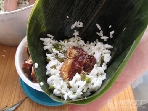 制作肉粽子的包法