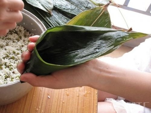 制作肉粽子的包法