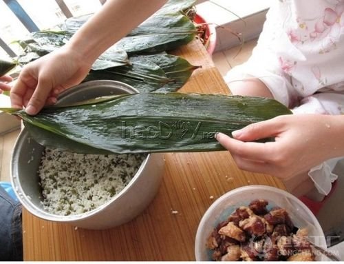 制作肉粽子的包法