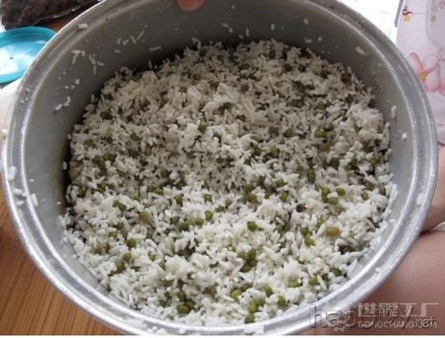 制作肉粽子的包法