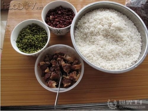 制作肉粽子的包法