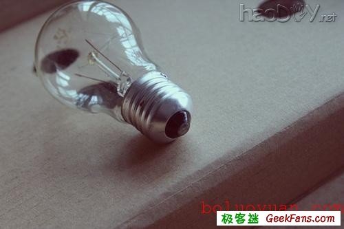 自制废物再利用:白炽灯泡内种小草花瓶