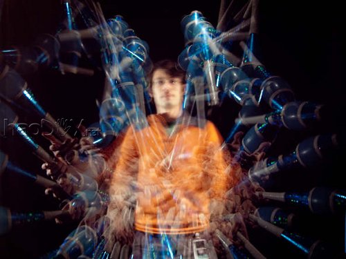 自制不用专业器材 教你DIY高速闪频特效相片