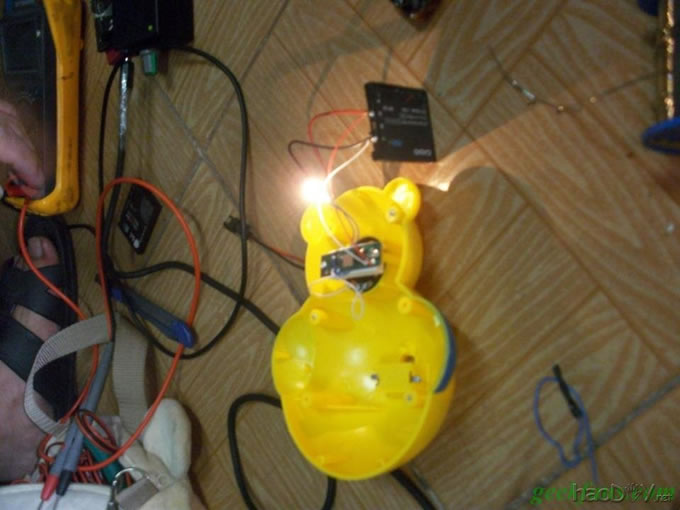 制作改造坑爹的不倒翁玩具:将钮扣电池改为锂电。