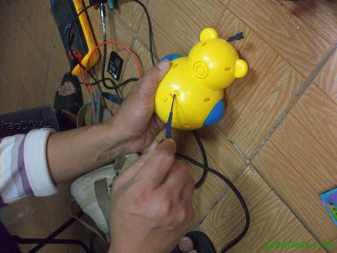 制作改造坑爹的不倒翁玩具:将钮扣电池改为锂电。