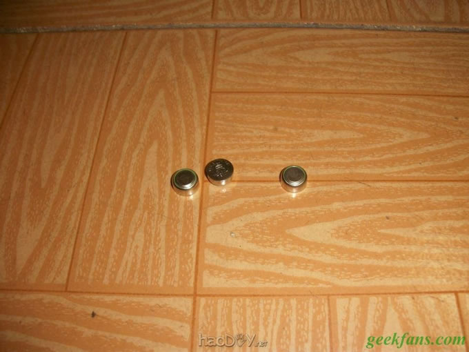 制作改造坑爹的不倒翁玩具:将钮扣电池改为锂电。