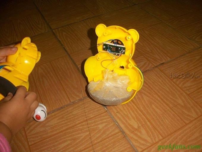 制作改造坑爹的不倒翁玩具:将钮扣电池改为锂电。