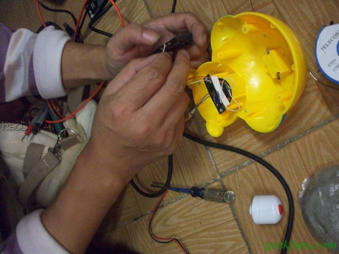 制作改造坑爹的不倒翁玩具:将钮扣电池改为锂电。