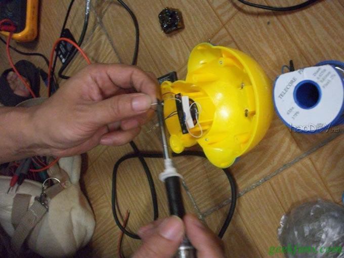 制作改造坑爹的不倒翁玩具:将钮扣电池改为锂电。