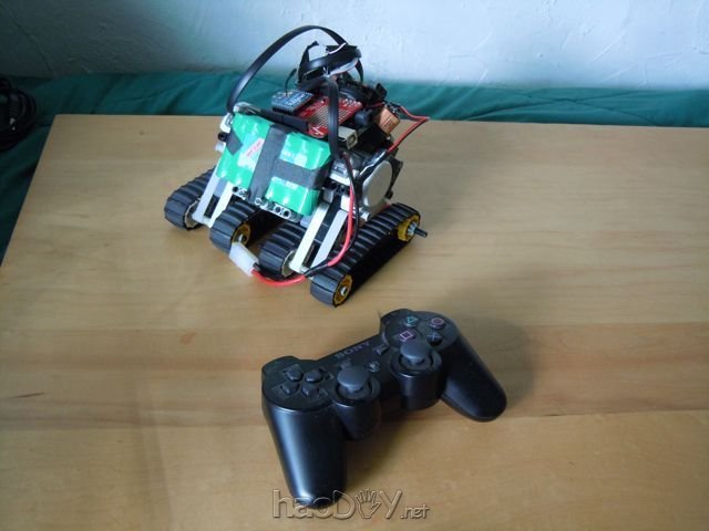 用PS3控制的机器车