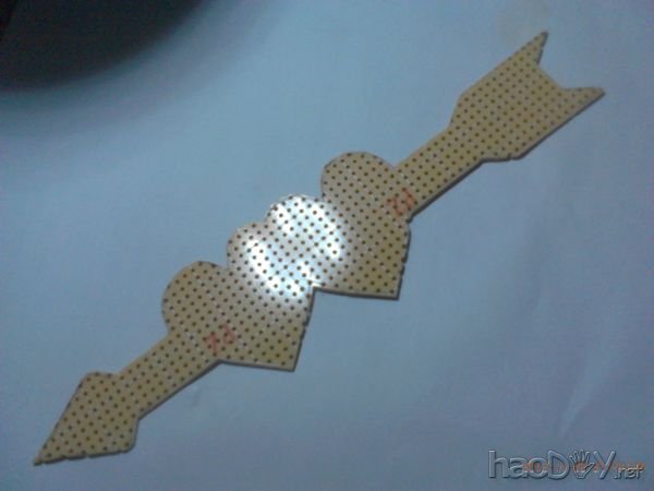 用了一下战书才弄成这样。不外看上去还不错哈。 一箭穿心led摇摇棒DIY+生日快乐歌播放