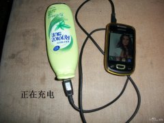 用洗发水瓶做的手机移动电源