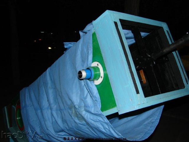 窗帘围在镜筒框的上部 拍摄时用了闪光灯 自制12英寸口径木质构架天文望远镜