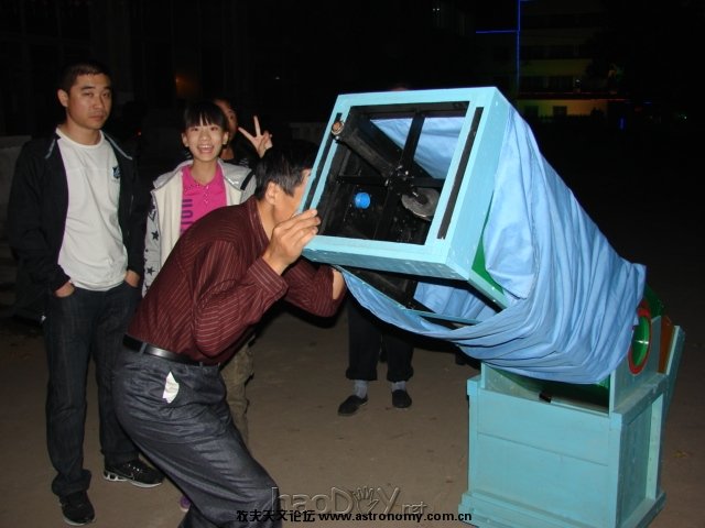 我的同仕在观测   从楼里出来的学生来凑热闹 自制12英寸口径木质构架天文望远镜