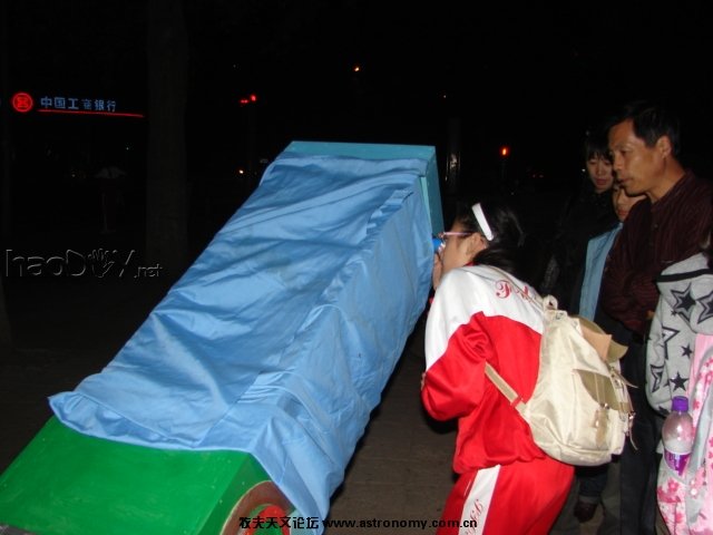 测试时有楼里出来的学生强看 自制12英寸口径木质构架天文望远镜