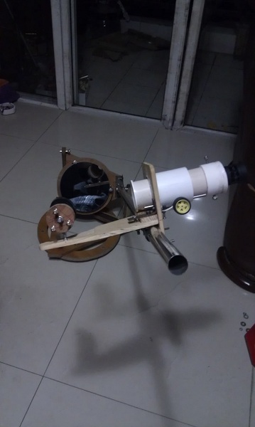 IMAG0153.jpg DIY 203 F6 开放式独臂牛反天文望远镜....手持目镜后拍月