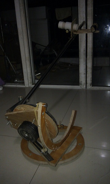 IMAG0158.jpg DIY 203 F6 开放式独臂牛反天文望远镜....手持目镜后拍月