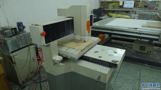 正在雕刻中1。。。。.jpg 正在雕刻中1。。。。.jpg