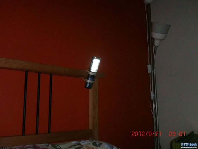 用橡皮筋抠在床架上可以看报。 我的实用型太阳能手电,已给我节省了很多电费