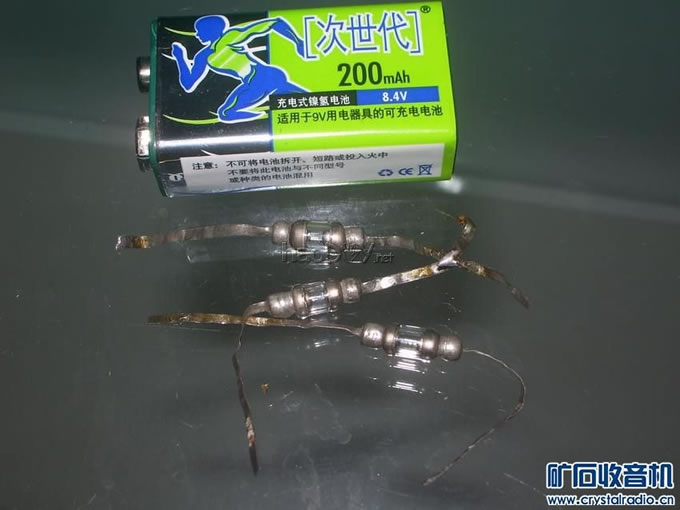 装上元件后的电路板反面,正面忘拍了,以后补上 DIY怀旧两管收音机,让大家见笑了