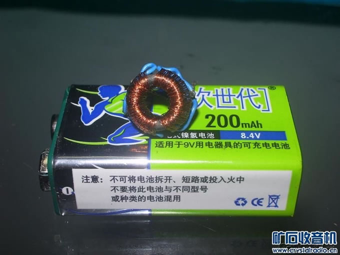 完工的铆钉板,由于第一次加工芬全板没有经验,有几处被我打裂了,教训啊! DIY怀旧两管收音机,让大家见笑了