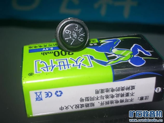 打开后盖就是这样了,样子好凑合吧 DIY怀旧两管收音机,让大家见笑了