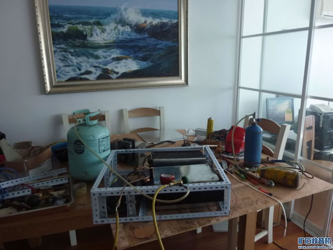 条件简陋,试验机没有外壳,搭个架子好用了再说,大家不要笑话 实验太阳能空调