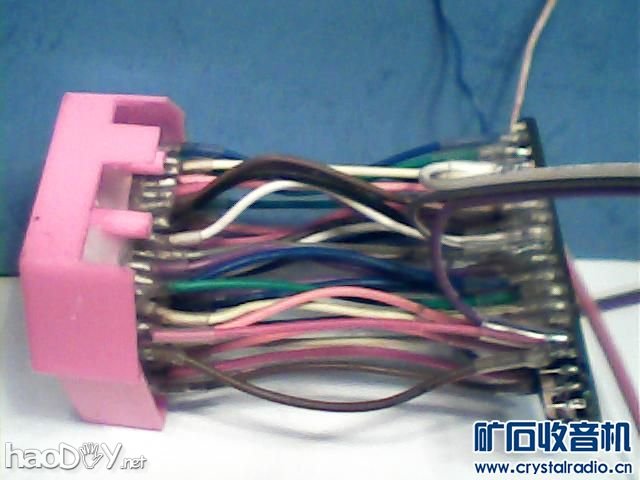 8-1把焊在点阵屏脚位上的16芯排线另一头按电路图焊接到单片机芯片相应的脚位上并套上绝.jpg 8-1把焊在点阵屏脚位上的16芯排线另一头按电路图焊接到单片机芯片相应的脚位上并套上绝.jpg