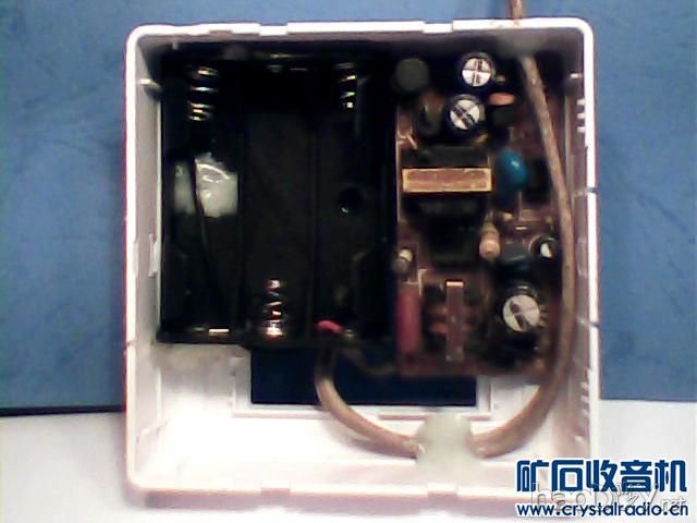 9-4安放电池盒和开关电源并按电路图焊接好.jpg 9-4安放电池盒和开关电源并按电路图焊接好.jpg