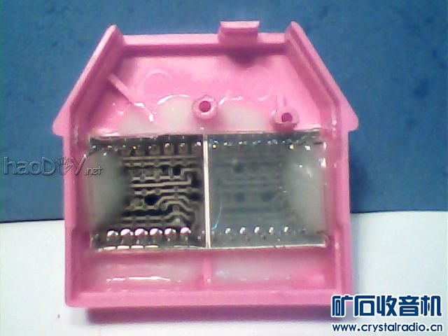 4-6用AB速干胶把点阵屏和屋顶正面板加以固定.jpg 4-6用AB速干胶把点阵屏和屋顶正面板加以固定.jpg