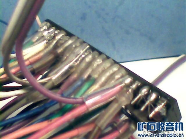 8-1把焊在点阵屏脚位上的16芯排线另一头按电路图焊接到单片机芯片相应的脚位上并套上绝.jpg 8-1把焊在点阵屏脚位上的16芯排线另一头按电路图焊接到单片机芯片相应的脚位上并套上绝.jpg