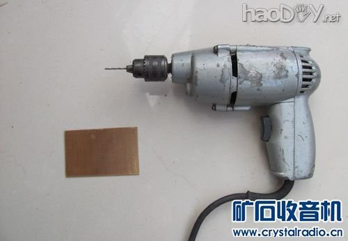 手电钻打孔.jpg 手电钻打孔.jpg