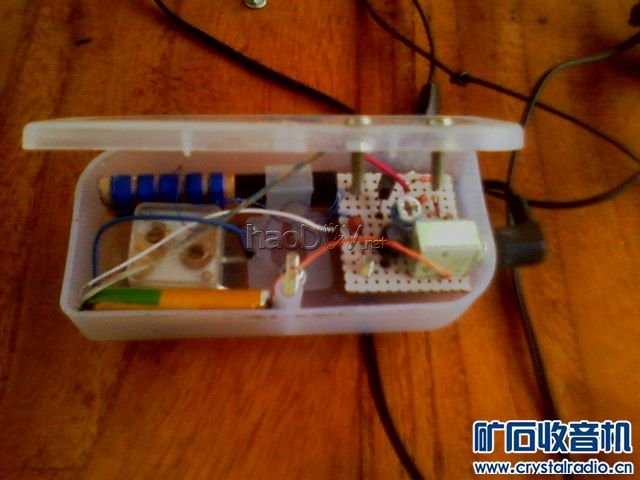 打开盒盖里面的东东 现代元件做的636晶体管收音机