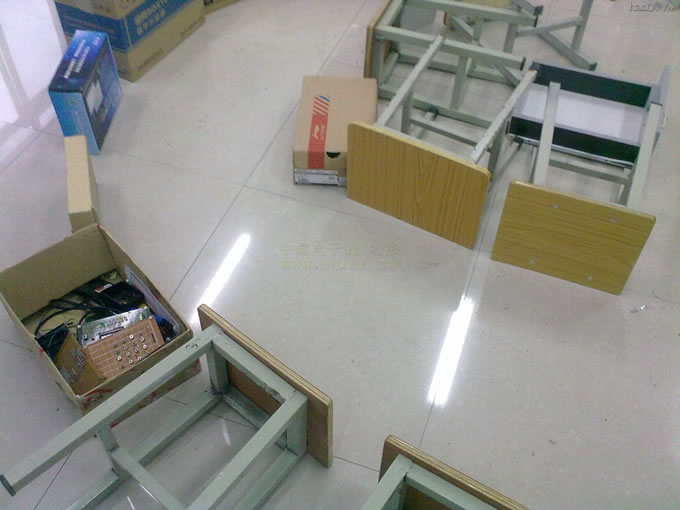 20120720433.jpg DIY智能避障小车 视频