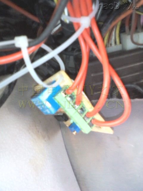 安装完成 DIY  安装在车上的led爆闪雾灯