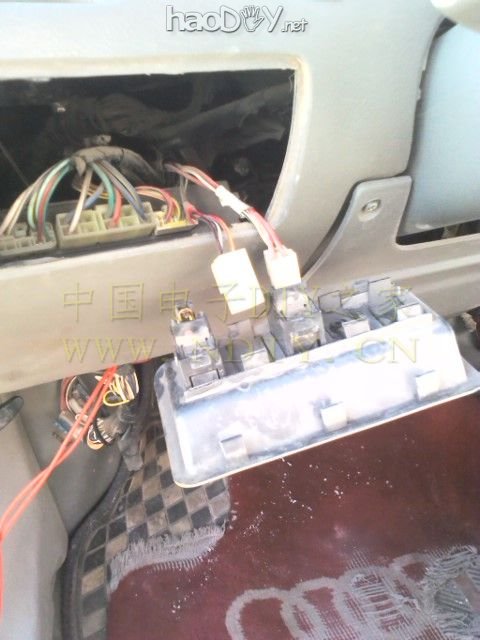 利用原来的按钮 DIY  安装在车上的led爆闪雾灯