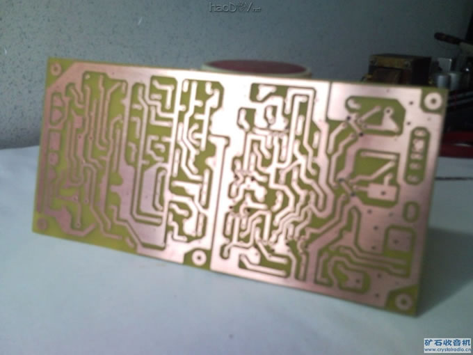 腐蚀完后用布沾汽油将碳粉擦洗掉,及干净又省力。.jpg 腐蚀完后用布沾汽油将碳粉擦洗掉,及干净又省力。.jpg