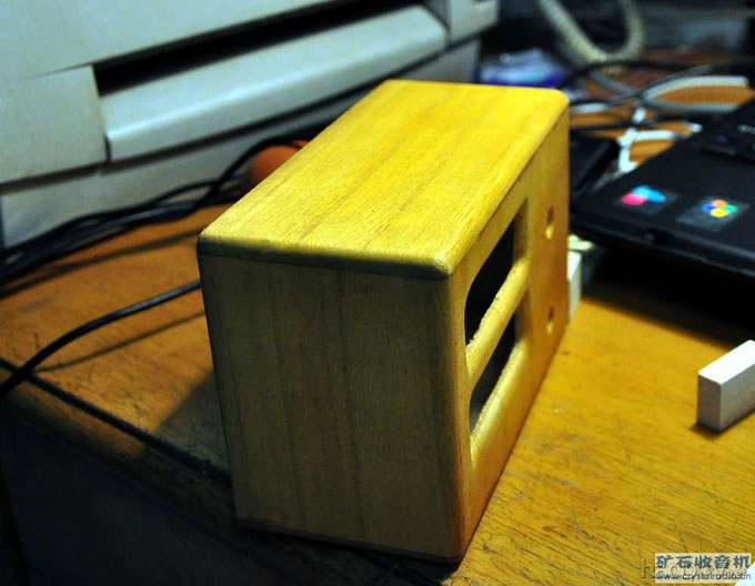 刷过漆片的机壳,这张照片颜色不太正.JPG 两管再生收音机