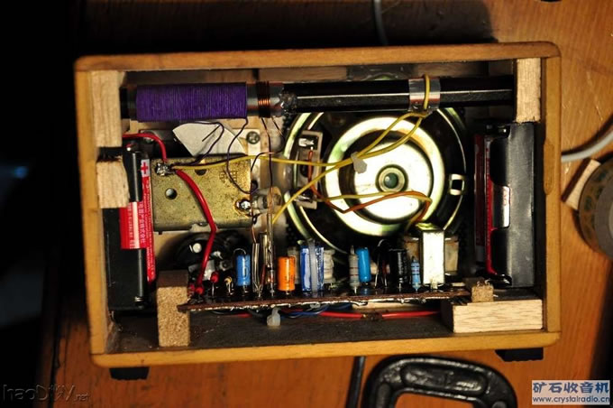 安装完毕的内部图.JPG 两管再生收音机