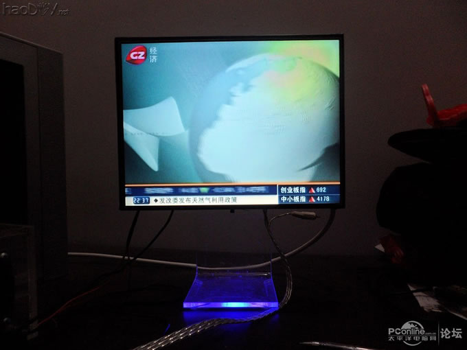 点击查看原图 不到200大洋自己组的超薄显示器、亚克力+不锈钢的极致组合