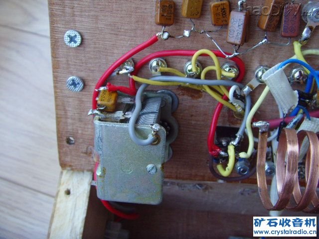 75号电路由一个小双联的一联15-250P和62P云母电容串联组成,经过开关管制接入参与。 我的第三台矿石收音机