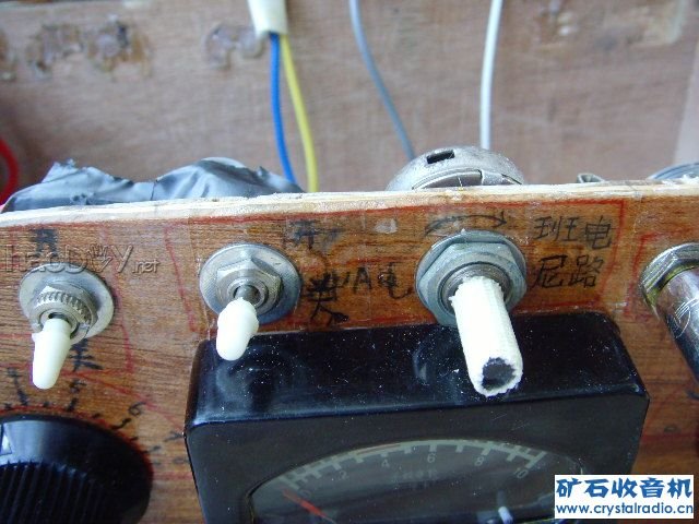 班尼电路由1个拆电子管收音机的450K电位器串1个220k电阻和在电磁炉里拆的0.275uf的电容组成,经过开关管制接 ... 我的第三台矿石收音机