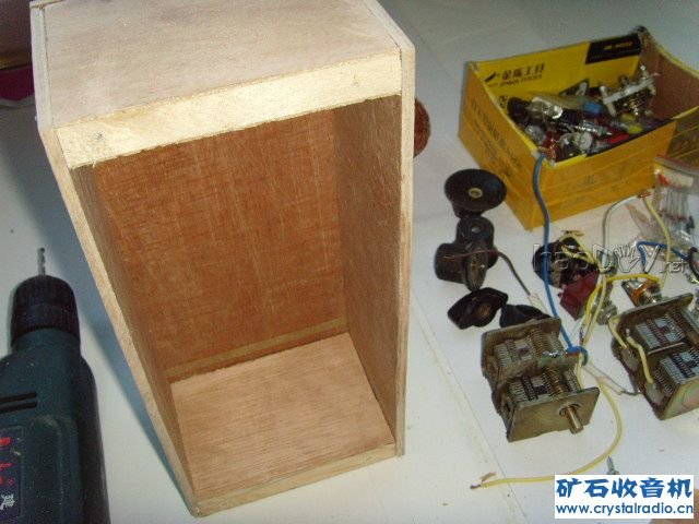 盒子是用钢锯条一点一点手工据的 盒子是用钢锯条一点一点手工据的