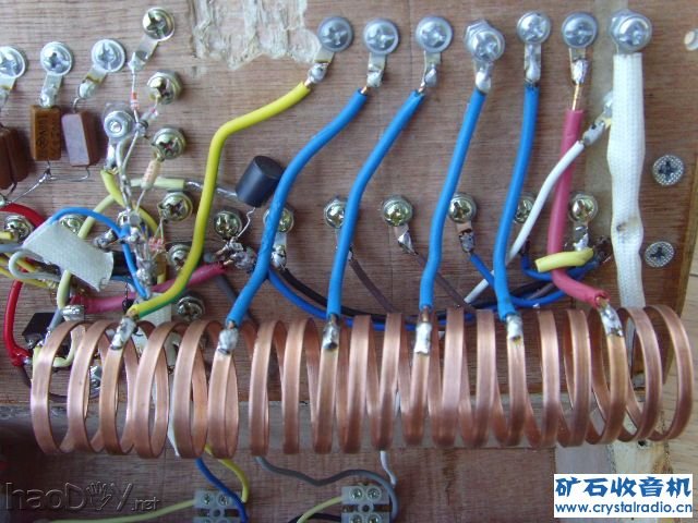 短波线圈,是用轨道灯里的偏铜条在小擀面杖上绕了20圈,直径大概2厘米,间距1倍 短波线圈,是用轨道灯里的偏铜条在小擀面杖上绕了20圈,直径大概2厘米,间距1倍