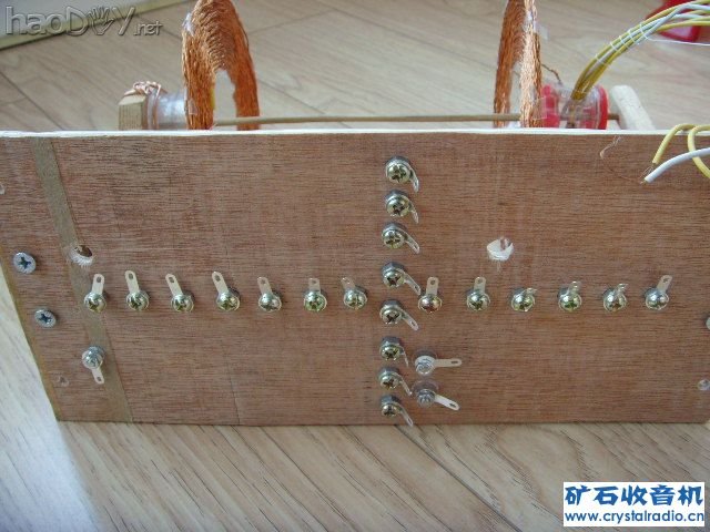 电钻打孔,上螺丝和焊片 电钻打孔,上螺丝和焊片