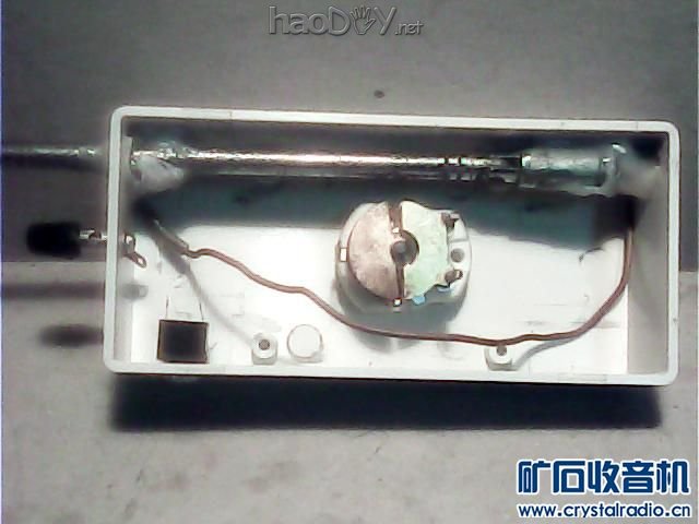 3-2参赛作品:FM矿石收音机:制作:壳内定位主元件.jpg 制作一台音量大的 灵敏度高:矿石FM收音机